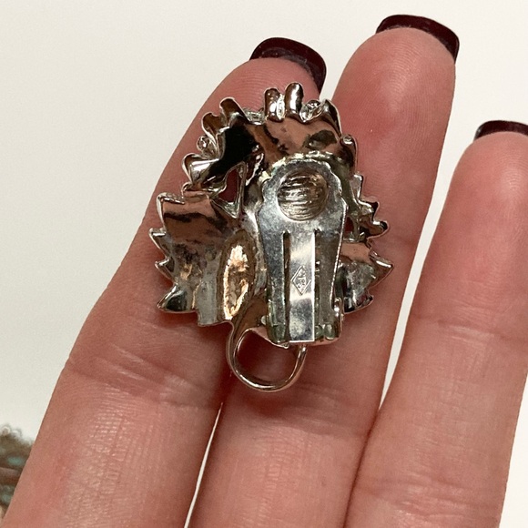 1960s Sarah Coventry White Maple Leaf Clip On Enamel Earrings - Picture 3 of 7